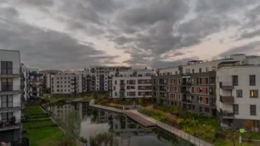 Alacakaranlık ve gece hayatının, pencerelerinde ışığın yanıp söndüğü modern apartman binalarının bulunduğu şehrin konutlarının avlusundaki bir zaman dilimi.