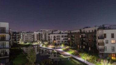 Gece hayatının zamanı ve şehrin modern apartmanlarının bulunduğu bir semtin avlusunda şafağın doğuşu.
