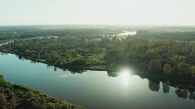 Güneşli bir yaz sabahında Bug nehrinin kıyısında İHA uçuşu
