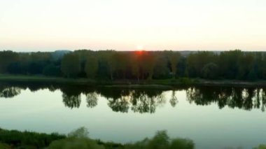 Batan güneşin ışınlarında uçmak Bug Nehri 'nin yatağı boyunca