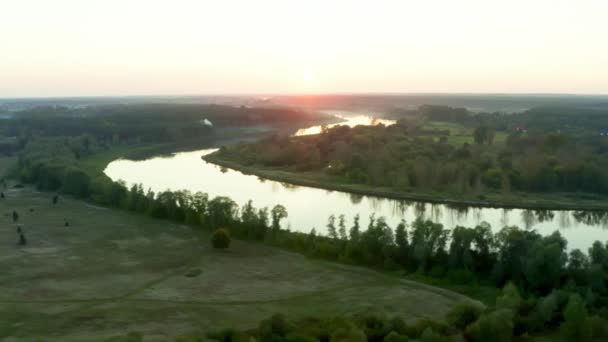 Poranny wschód słońca nad krętym korytem rzeki Bug — Wideo stockowe
