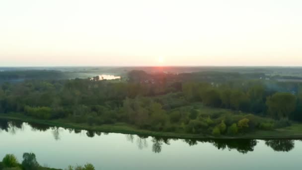 Sabah sisi, şafak güneşinin ışınlarında Bug Nehri 'nin sularında. — Stok video