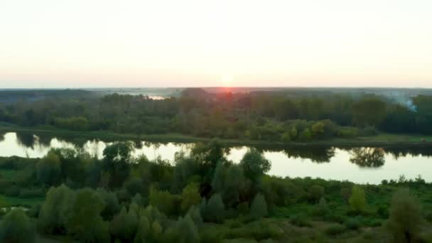 Політ у бік променів висхідного сонця над річкою Буг — стокове відео