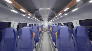 Modern bir çift katlı trende boş bir üst güverte kabininin görüntüsü. Geceleyin iki katlı bir vagonun koridorunda ilerlemek. Venedik Üstat İstasyonu 'na toplu taşıma yolculuğu.