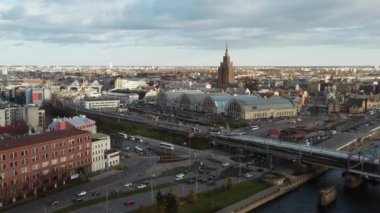 Riga Merkez Market zeplin Letonya Bilim Akademisi yakınlarındaki Stalinist gökdelen. Riga 'nın başkenti Letonya' da Daugava nehri üzerinde tren trafiği kesişiyor..