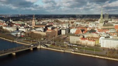 Letonya Tüfek Meydanı 11 Kasım 'da Riga Eski Kasabası' nda. Tarihi merkezde St. Peter Kilisesi Kubbe Katedrali ve Baltık 'ın başkenti Letonya' daki İşgal Müzesi yer alıyor..