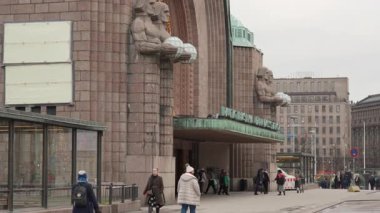 HELSINKI, FINLAND - 12 Aralık 2025: Helsinki Merkez Tren İstasyonu ana girişindeki Fener Taşıyıcıları heykellerinin yan görüntüsü.