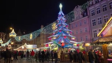 Kalabalık, Polonya 'nın Wroclaw kentindeki ağaç şekilli atlıkarıncayla Noel Pazarı' nı ziyaret ediyor. Turistler kış gecelerinde şehir meydanında tatil panayırı atmosferinin keyfini çıkarıyorlar..