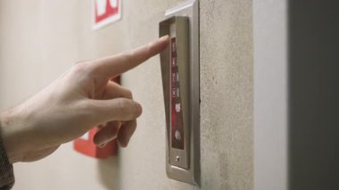 Erişim kodunu girmek için dijital klavye dahili telefonundaki parmak tuşlarına basın. Düğme biplerinin sesi. Bina duvarında elektronik güvenlik giriş sistemi var. Kapı kontrolü ve güvenlik teknolojisi.