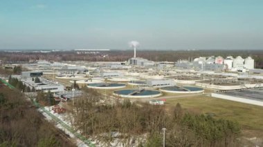 Endüstriyel atık su arıtma tesisi orman ekosistemi yakınlarındaki kanalizasyonu işliyor. Belediye tesisi, yerel çevre ve doğal dünya kaynaklarını korumak için kirli şehir suyunu temizliyor.