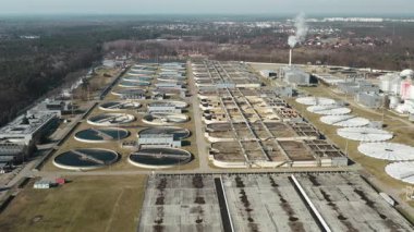 Kanalizasyon arıtma tesisi atık sindirim kubbeleri ve dairesel netleştiriciler kullanır. Büyük sanayi tesisi atık suyu temizliyor ve belediyenin sıvı atığından sürdürülebilir biyogaz üretiyor.