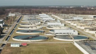 Endüstriyel santral, atık su tortusu ve sıvı atık yönetimi için çevresel su kirliliğini etkin bir şekilde önlemek ve şehir temizliğini desteklemek için dairesel netleştirici tanklar kullanmaktadır..