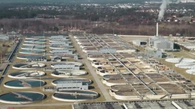 Geniş metropol tesisi, ekolojik hasarı önlemek ve kentsel temizlik sistemlerini desteklemek için kanalizasyon arıtma ve atık su yönetimi için çeşitli işleme tankları kullanır..