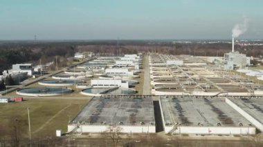 Havalandırma havzalarının kapsamlı altyapısı, biyolojik tehlikeleri ortadan kaldırmak ve büyük endüstriyel hizmet kompleksinde suyu arıtmak için aktif atık teknolojisi kullanılarak sıvı atığı işliyor..