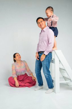 Ebeveyn oğluyla stüdyoda oynuyor.