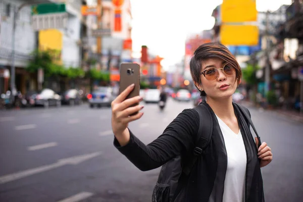 Azji Lady Selfie Jej Telefon Komórkowy Pobliżu Drogi — Zdjęcie stockowe