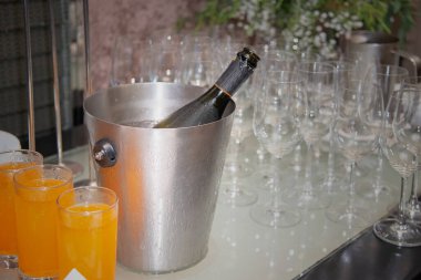 Bir şişe şampanya buz kovasında serin tutar.