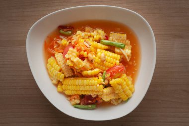 Tay biberli ve limonlu meyve salatası - som tam kao poad - baharatlı ve sebze salatalı limonlu mısır