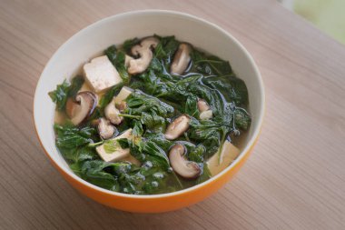 Sebzeli, mantarlı ve soya peynirli vegan çorbası.