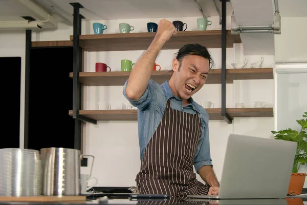 Kafe sahibi elini havaya kaldırıp satış kutlaması yapsın.