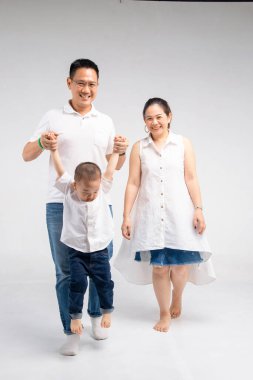 Baba atlamak için oğlunu tutuyor.