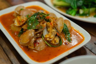 Fesleğen yapraklı baharatlı midye kabuğu karıştır.