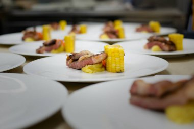 Mutfakta orta pişmiş biftek siparişi.