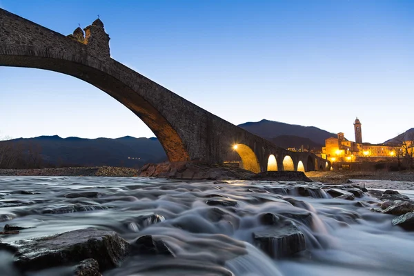 川に架かる古い橋 ロイヤリティフリーのストック写真