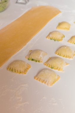 Peynirli ve ıspanaklı dolma mantı