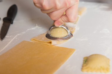 Peynirli ve ıspanaklı dolma mantı