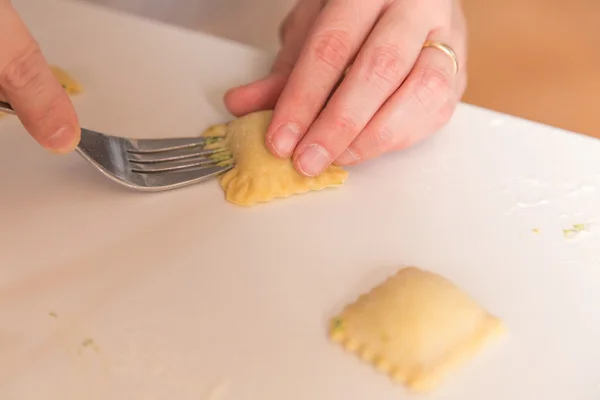 Peynirli ve ıspanaklı dolma mantı