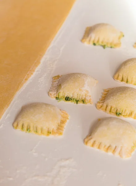 Peynirli ve ıspanaklı dolma mantı