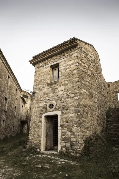 Roscigno es un antiguo pueblo abandonado — Foto de Stock