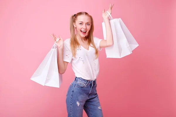 Szczęśliwy Model Zakupami Różowym Tle — Zdjęcie stockowe
