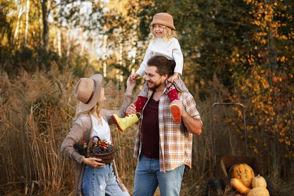 Família Feliz Cair Uma Caminhada — Fotografia de Stock