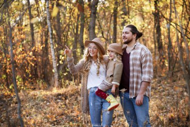 Aile parkta yürüyüşe çıkar.