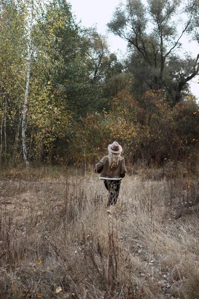 Fille Sort Automne Sur Une Promenade — Photo