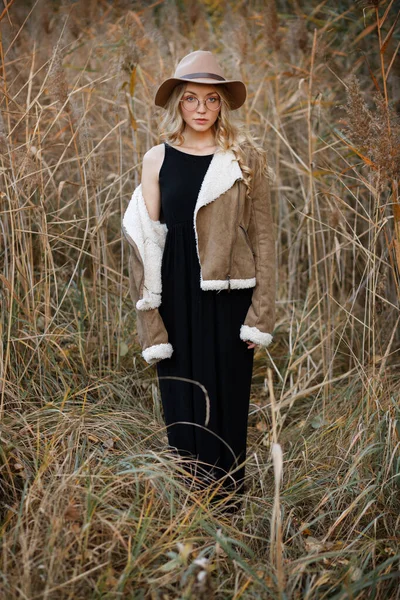 Девушка Черном Платье Шляпе Сухой Траве — стоковое фото