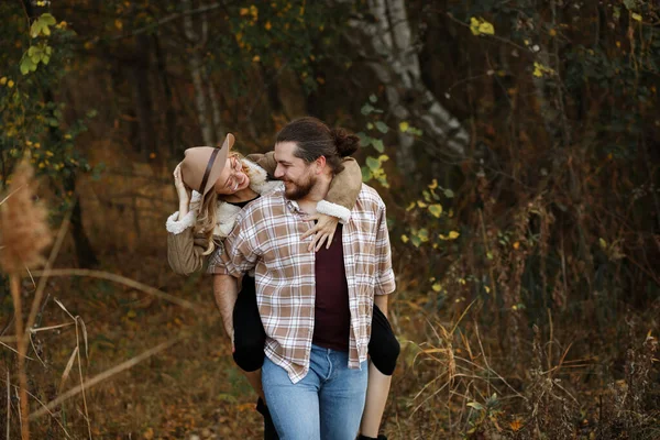 Paar Vergnügt Sich Herbst Beim Spaziergang — Stockfoto
