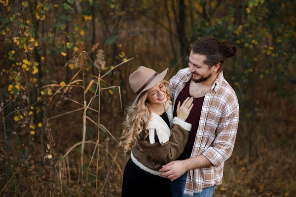 Пара Счастливых Влюбленных Прогулке Осенью — стоковое фото
