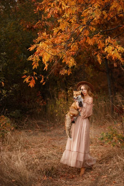 Modèle Dans Forêt Automne Avec Renard Halloween — Photo