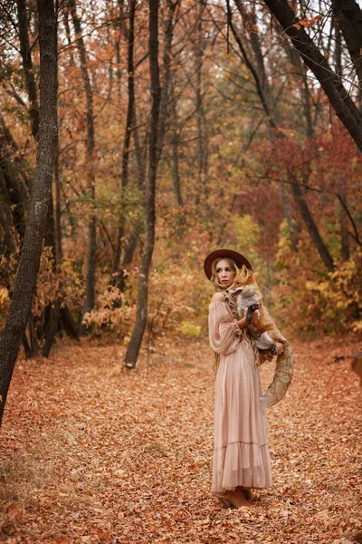 Modèle Automne Sur Une Promenade Avec Renard — Photo