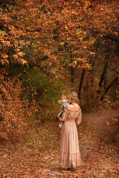 Fille Avec Renard Roux Dans Les Bois Automne — Photo