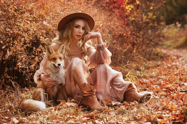 Дівчина Сидить Поруч Червоною Лисицею Восени — стокове фото
