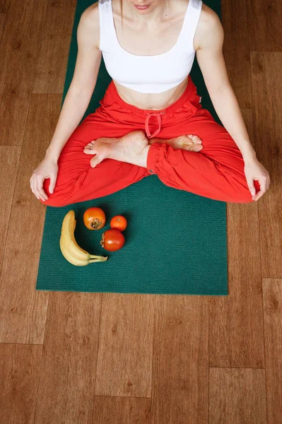 Vrouw Oranje Yoga Broek Een Lotus Poseren Een Fruitmat Gezonde — Stockfoto