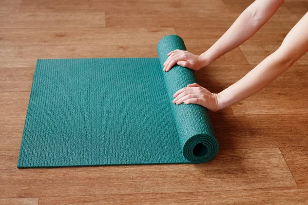 Handen Ontspannen Groene Yoga Mat — Stockfoto
