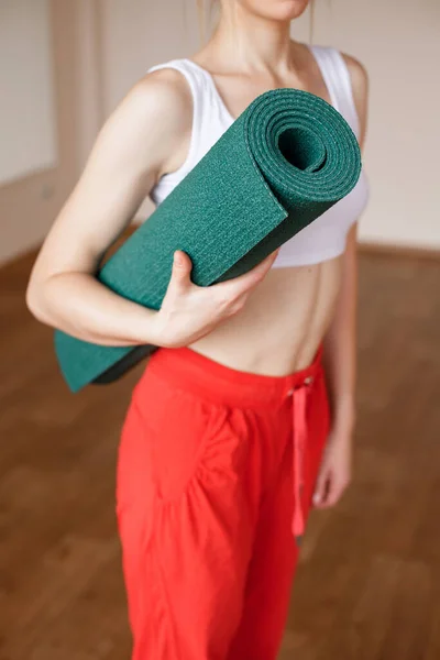 Donna Tiene Tappetino Yoga Allenamento — Foto Stock