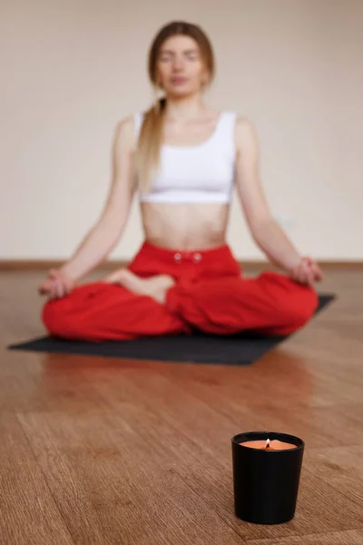 Kaars Voor Meditatie Achtergrond Van Een Meisje Een Lotushouding — Stockfoto