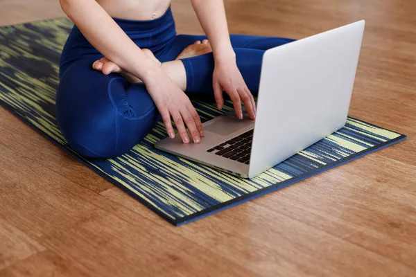 Meisje Zit Lotus Poseren Met Laptop — Stockfoto