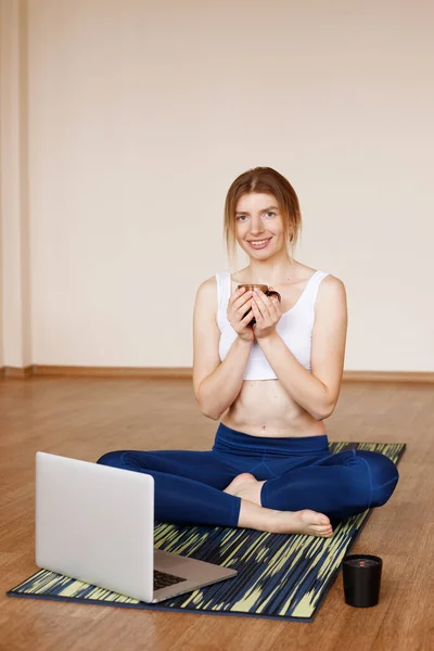 Meisje Met Een Kopje Water Online Training — Stockfoto